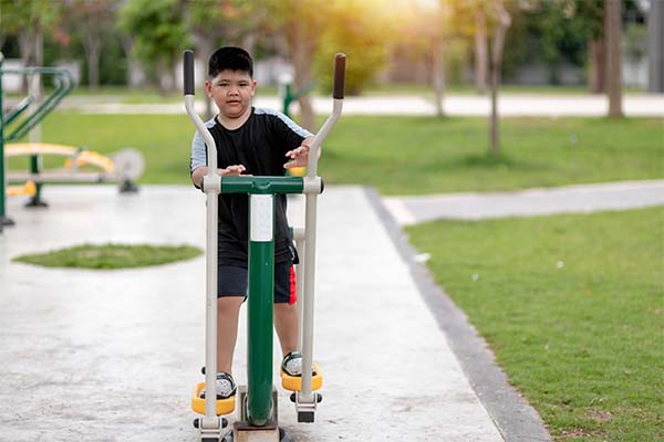 A obesidade infantil pode prejudicar as pernas e os pés das crianças?