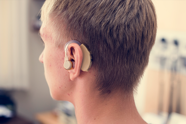 Em casos de problema auditivo, é melhor esperar o máximo de tempo possível para colocar o aparelho, para não deixar o ouvido “preguiçoso”